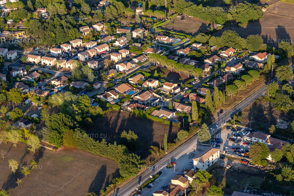 Vue aérienne: Vue de la ville à Montauroux dans le département Var, France. Photo: IMG_129551.jpg prise le 18/09/2021 par Werner Riehm/FLY-FOTO.eu – Résolution de l'original: 5472 x 3648 px