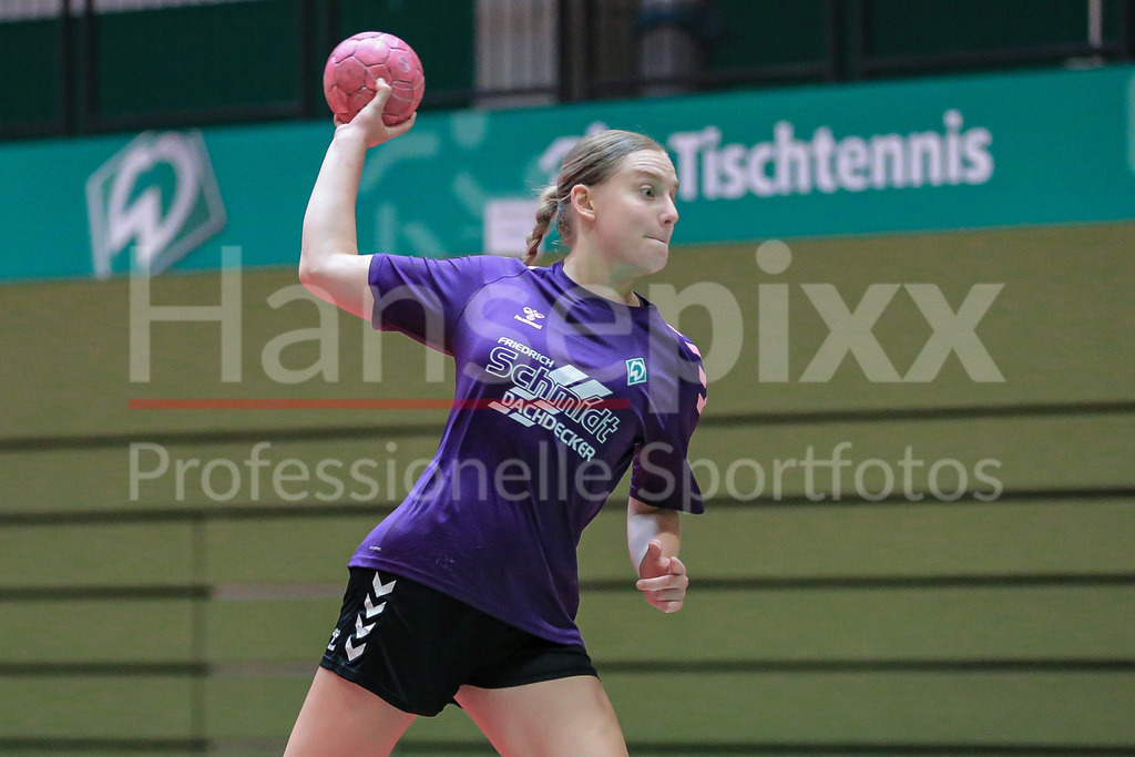 Handball, 2. Bundesliga Frauen, Training SV Werder Bremen | v.li.: Meike Becker (SV Werder Bremen, 17) beim Wurf, am Ball, Spielszene, Aktion, Action