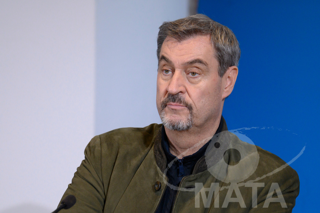 _DWI7819 | Bayerns Ministerpräsident Markus Söder (CSU) bei einer Pressekonferenz im Lokschuppen. Rosenheim, 02.12.2025 Bayern Deutschland - Realisiert mit Pictrs.com