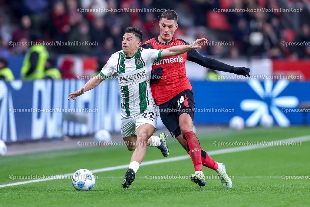 Lev18012501033 | 18.01.2025, Fußball, Bayer 04 Leverkusen - Borussia Mönchengladbach, 1. Fußball Bundesliga, 18. Spieltag, BayArena, Saison 2024 2025: Stefan Lainer (Mönchengl. #22) im Zweikampf gegen Patrik Schick (Bayer04 Leverkusen #14)DFB regulations prohibit any use of photographs as image sequences and or quasi-video.