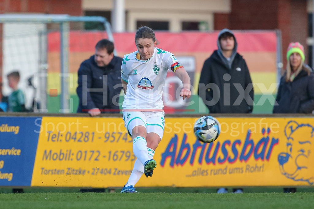 Fussball, Testspiel Frauen, SV Henstedt-Ulzburg - SV Werder Bremen | v.li.: Michelle Ulbrich (SV Werder Bremen, 5) am Ball, Freisteller, Einzelbild, Ganzkörper, Aktion, Action, Spielszene