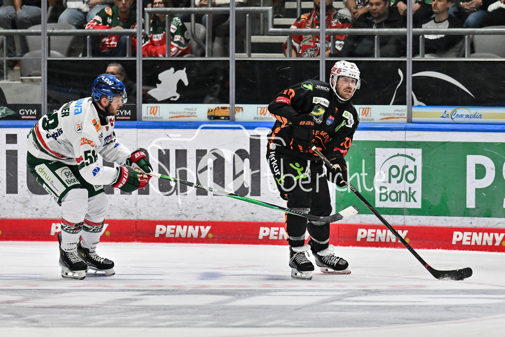 Augsburger Panther - Moser Medical Graz99ers | im Duell Maximilian RENNER (Augsburger Panther #58) und Chirs COLLINS (Graz99ers 10) / Zweikampf / Testspiel: Augsburger Panther - Moser Medical Graz99ers; Curt Frenzel Stadion am 31.08.2025