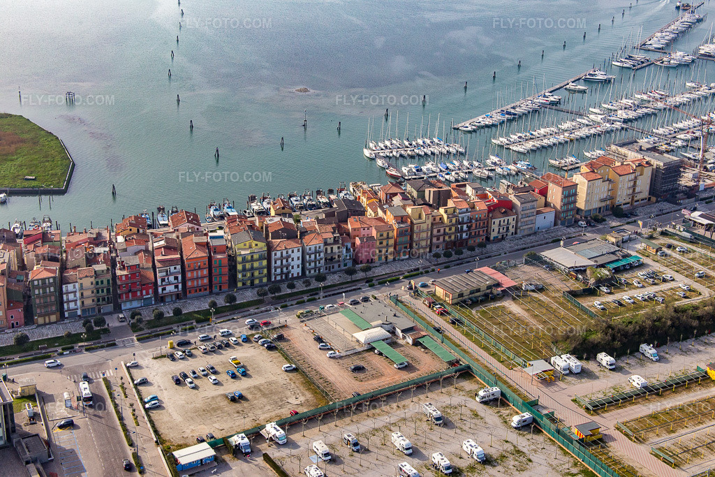 Aerial view: View of the town in Chioggia in the state Veneto, Italy. – Photo: IMG_087422.jpg taken on 04/06/2016 by Werner Riehm/FLY-FOTO.com – Resolution of the original: 5472 x 3648 px