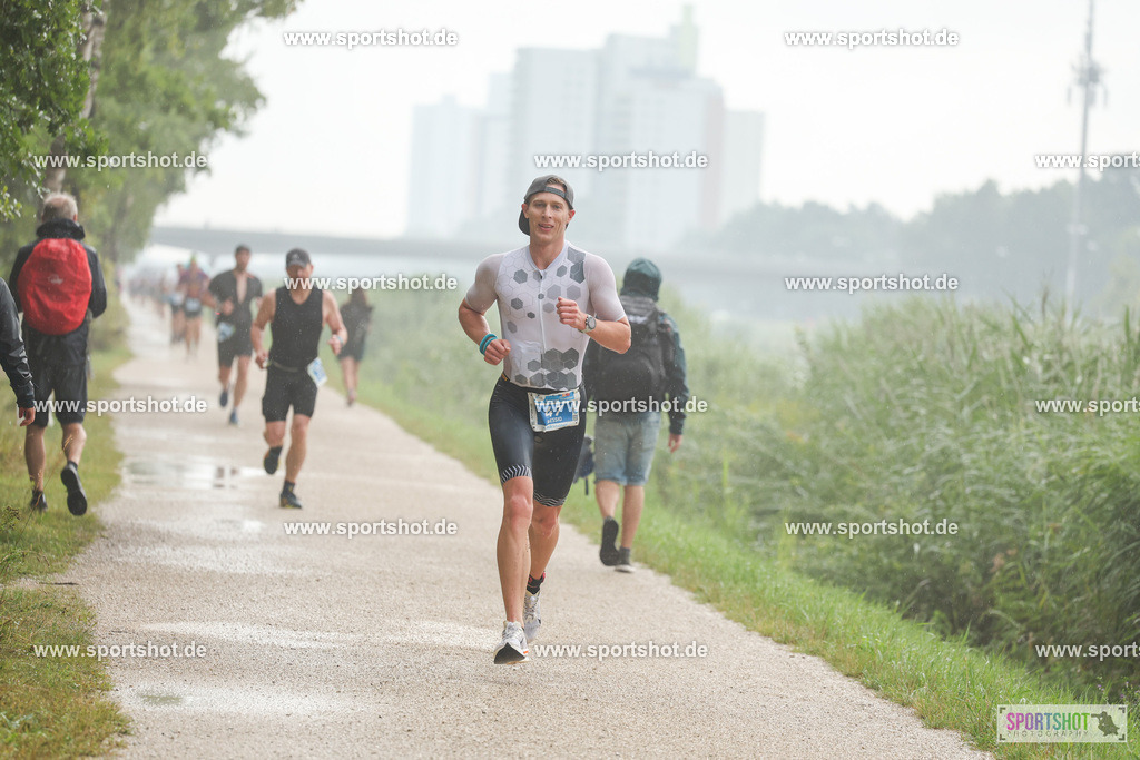 LUR_1027 | 34. M-net Erlanger Triathlon 2025 #erlangertriathlon  #mnettriathlon2025 #mnettriathlon #team #olympischedistanz #mitteldistanz #triathlon #maindonaukanal  #erlangertriathlon2025 #yourpictrs #tv1848 #tv1848erlangen  #triathlonbayern #sportinerlangen #demsportverbunden #sportshot_your_pictrs Copyright: www.sportshot.de