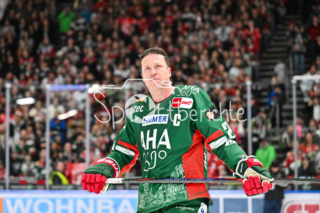 Augsburger Panther - Grizzlys Wolfsburg | AUGSBURG, GERMANY - 15. MARCH: im Bild T. J. TREVELYAN (Augsburger Panther 24) / Einzelfoto / Freisteller nach dem Match zwischen den Augsburger Panthern und den Grizzlys Wolfsburg am 52. Spieltag der Penny DEL im Curt Frenzel Stadion / der sich bei den Fans verabschiedet