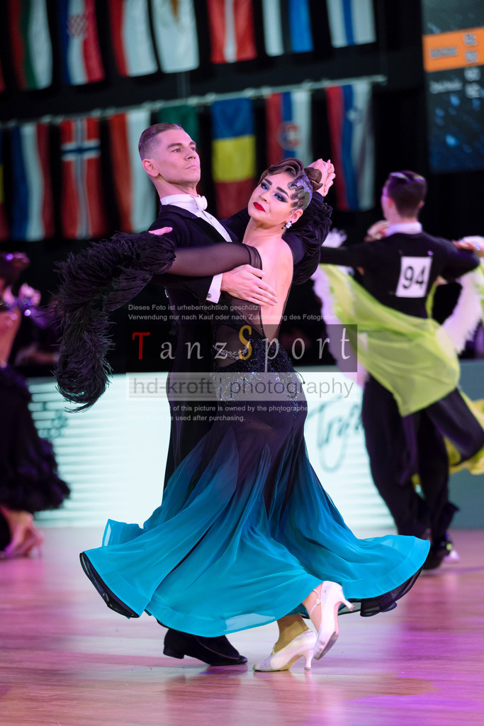 20241215_WDSF_Int_Open_Std-Riga-9398 | Tanzsportbilder, Standardtanz, Lateintanz, WDSF, DTV, LTVB, dancecomp, goc, hessen tanzt, blaues band der spree, walzer, tango, wiener walzer, slowfox, quickstepp, samba, rumba, cha-cha-cha, paso doble. jive, hd-kroft photography, turniertanzsport