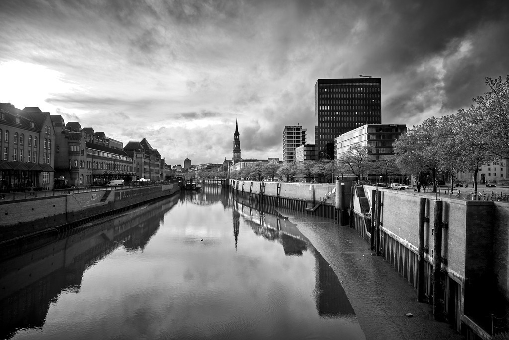 hamburg speicherstadt am zollkanal schwarzweiss bild auf leinwand acrylglas | Kaufen Sie Hamburg Bilder und Hamburg Fotos auf Leinwand, Acrylglas, Alu-Dibond, oder als Poster in Hamburgs großer Onlinegalerie. Elbphilharmonie Bilder, Hamburger Hafen, Speicherstadt, Alster und viel mehr.