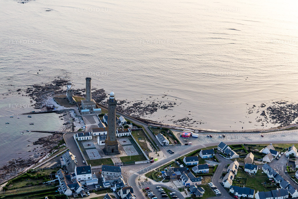 Vue aérienne: Phare d'Eckmühl et le vieux phare de Penmarch à le quartier St-Guenole-St Pierre in Penmarch dans le département Finistère, France – .Photo: IMG_132622.jpg prise le 17/06/2022 par Werner Riehm/FLY-FOTO.eu – Résolution de l'original: 5472 x 3648 px – Mairie de Penmarc'h