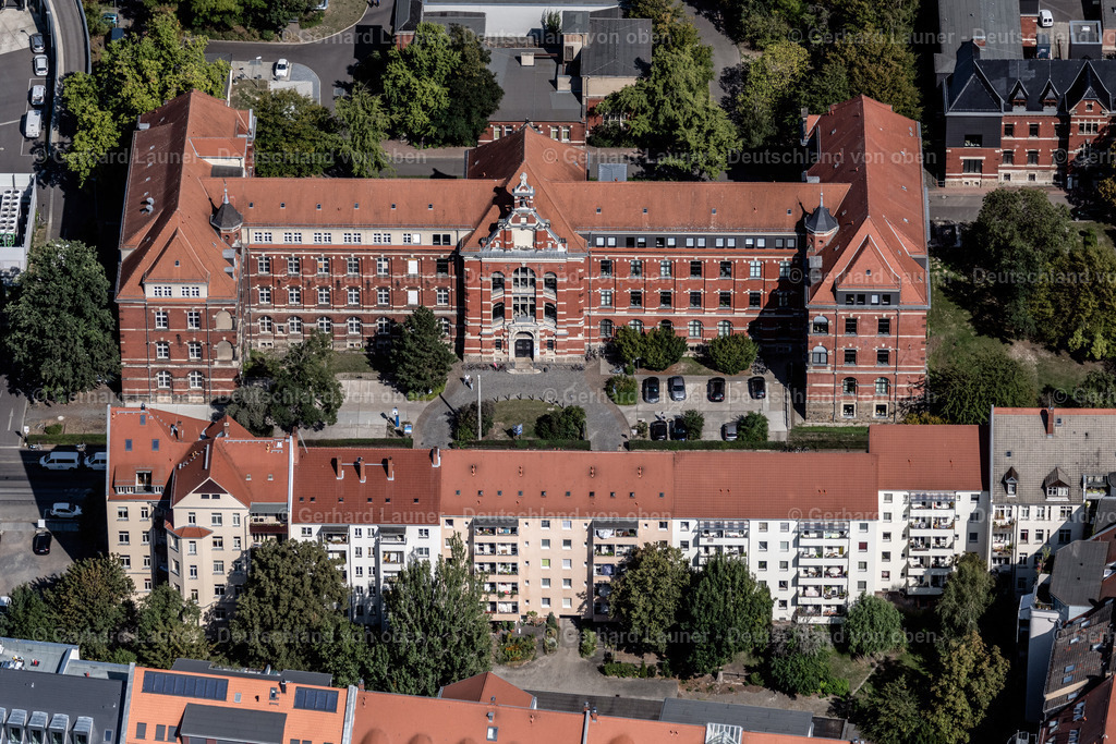 4041646 | LEIPZIG 15.09.2020 Klinikgebäude des Universitätsklinikums " Haus M, Rotes Haus " an der Philipp-Rosenthal-Straße im Ortsteil Zentrum-Südost in Leipzig im Bundesland Sachsen, Deutschland. Weiterführende Informationen bei: Universitätsklinikum Leipzig. // Clinic building of the university hospital "Haus M, Rotes Haus" on Philipp-Rosenthal-Strasse in the district Zentrum-Suedost in Leipzig in the state Saxony, Germany. Further information at: Universitaetsklinikum Leipzig. Foto: Gerhard Launer