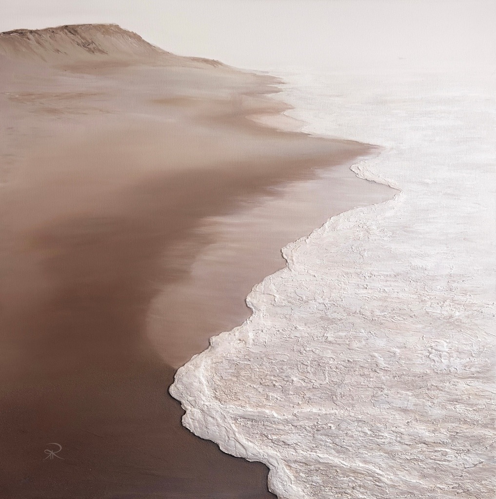 Ocean Stories | Bei diesem Bild liebe ich vor allem die warmen, natürlichen Farbtöne. Jedes Mal, wenn ich es anschaue, möchte ich am liebsten direkt hineinspringen und dem Ufer entlanglaufen. Dieses sanfte Zusammenspiel aus Wasser und Sand löst bei mir sofort Fernweh aus – nach Ruhe, Weite und Meer. Ocean Stories erinnert mich an genau diese kleinen Momente, in denen man einfach nur durchatmet und den Blick treiben lässt.