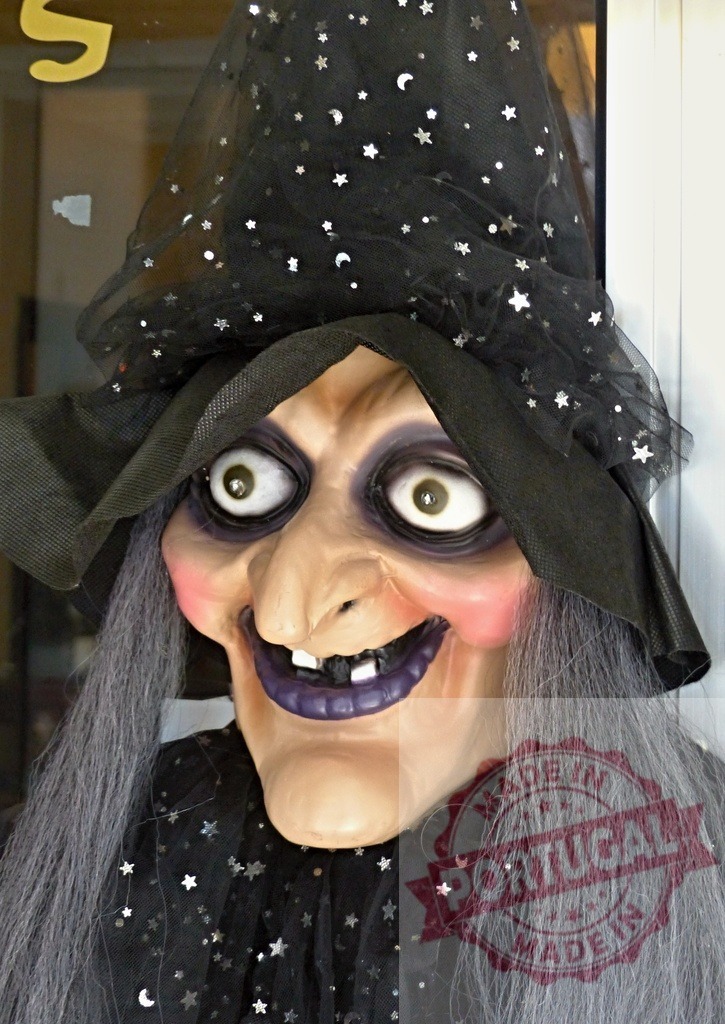 Halloween witch mask decoration with spooky smile | Spooky witch decoration wearing a black hat with stars and moons for Halloween celebration - Realisiert mit Pictrs.com