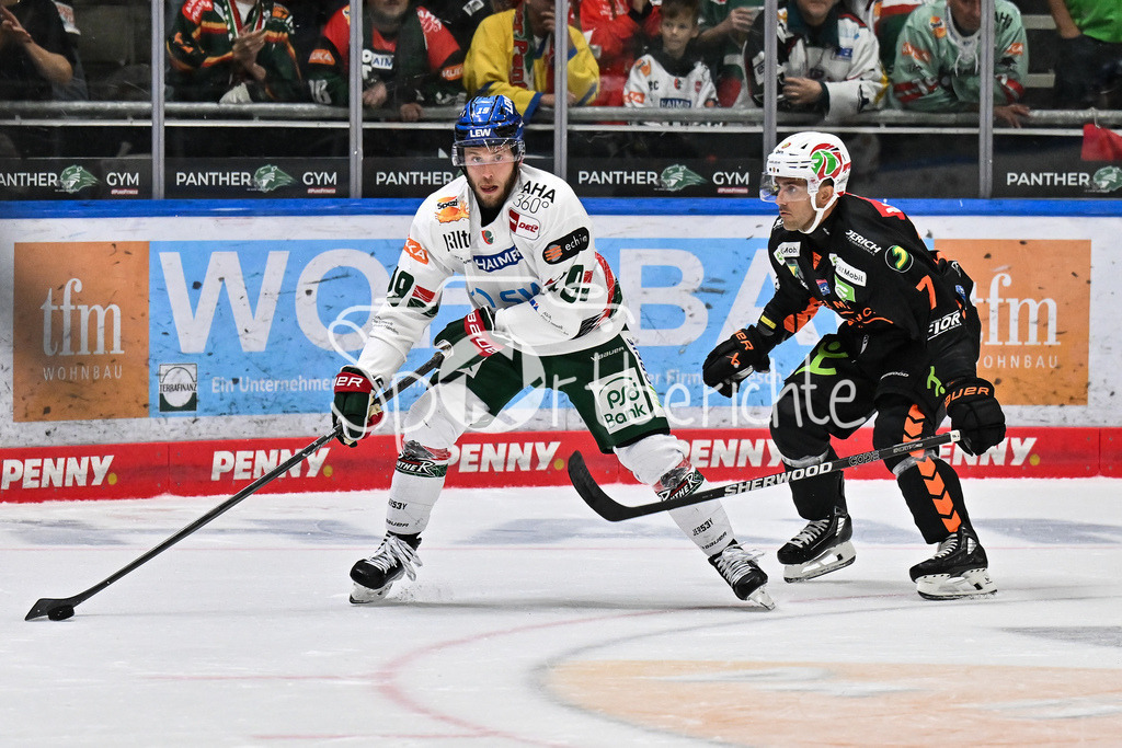 Augsburger Panther - Moser Medical Graz99ers | im Duell Riley DAMIANI (Augsburger Panther #19) und Nicholas BAILEN (Granz99ers 7) / Zweikampf / Testspiel: Augsburger Panther - Moser Medical Graz99ers; Curt Frenzel Stadion am 31.08.2025
