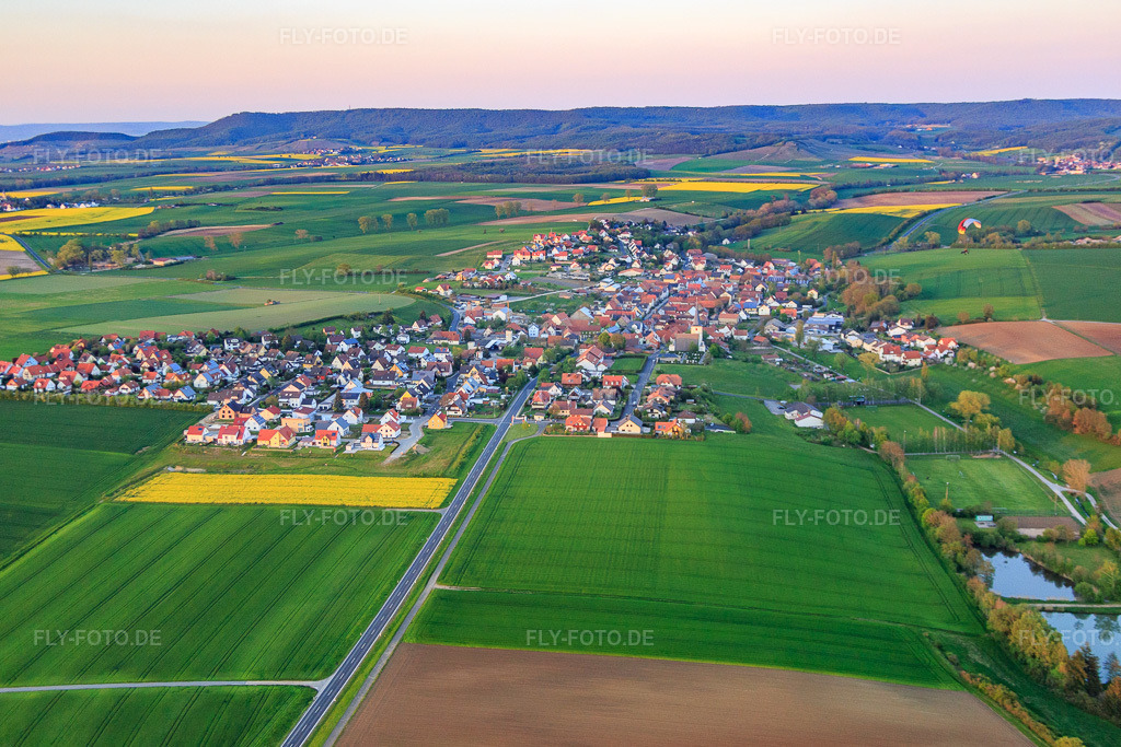 Luftbild: Ortsansicht von Westen in Dingolshausen im Bundesland Bayern in Deutschland. – Foto: IMG_088130.jpg vom 06.05.2016 durch Werner Riehm/FLY-FOTO.de – Auflösung des Originals: 5280 x 3520 px