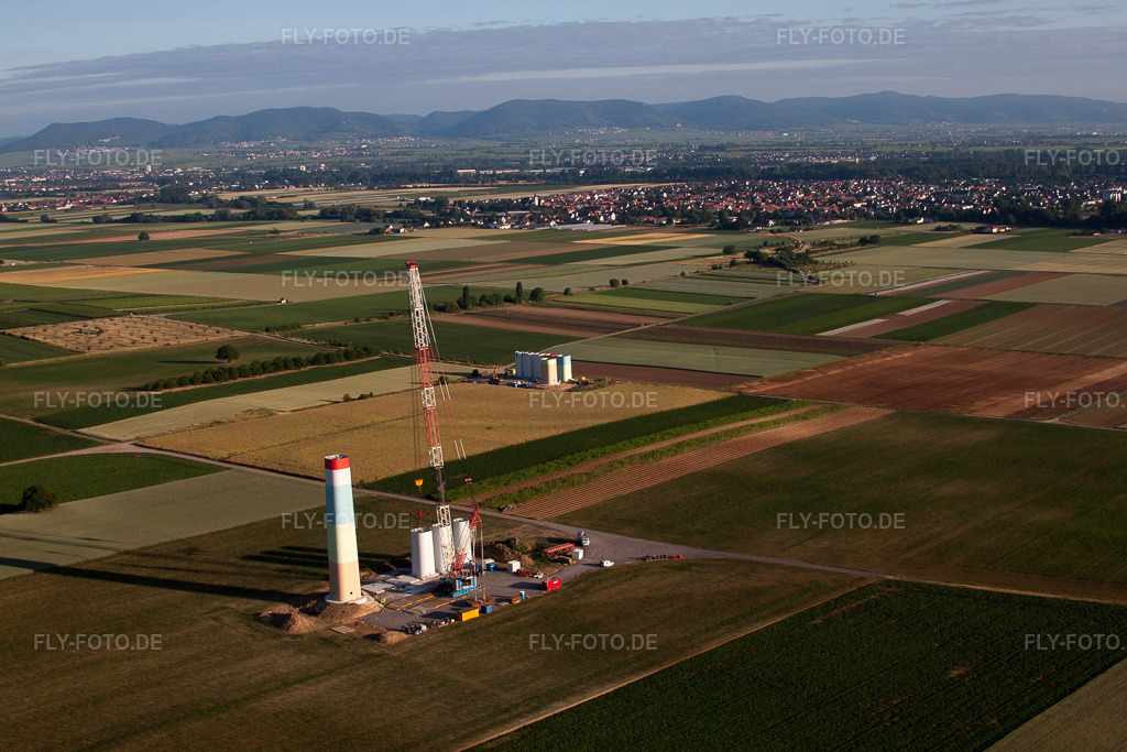 Luftbild: Baustelle zur Windrad- Turm Montage in Offenbach an der Queich in Ottersheim bei Landau im Bundesland Rheinland-Pfalz in Deutschland. Foto: IMG_67909.jpg vom 14.06.2014 durch Werner Riehm/FLY-FOTO.de