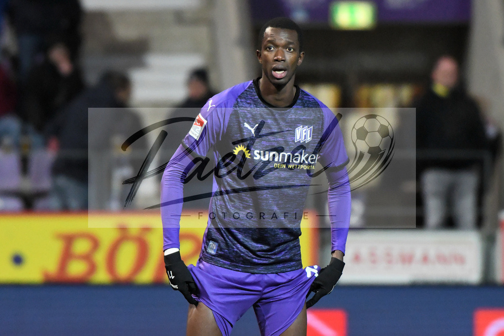 20200129_OSNSVS_0070JPG | Fußball, Herren: Assan Ceesay (VfL Osnabrück) schaut beim Spiel der 2. Bundesliga zwischen VfL Osnabrück vs. SV Sandhausen am 29.01.2020 im Stadion an der Bremer Brücke in Osnabrück, Deutschland.(Foto von Nico Paetzel) - Realisiert mit Pictrs.com