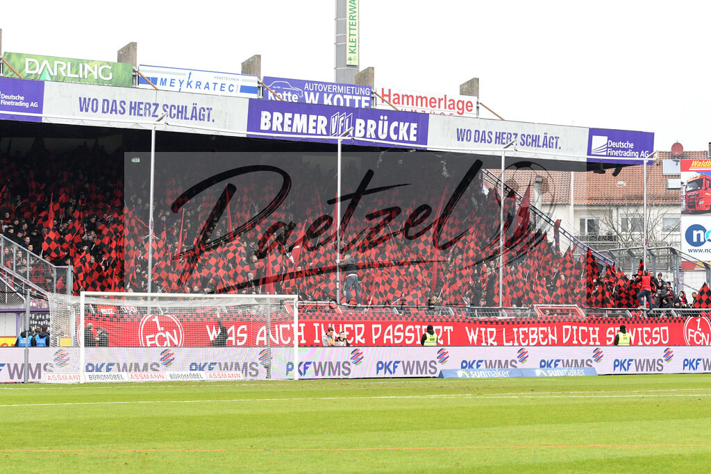 20200208_OSNFCN_0039 | Fußball, Herren: . Die Fans vom 1. FC Nuernberg waehrend des Spiels der 2. Bundesliga zwischen VfL Osnabrueck und 1. FC Nuernberg im Stadion an der Bremer Bruecke am 08.02.2020 in Osnabrueck, Deutschland.DFB / DFL REGULATIONS PROHIBIT ANY USE OF PHOTOGRAPHS AS IMAGE SEQUENCES AND/OR QUASI-VIDEO. - Realisiert mit Pictrs.com