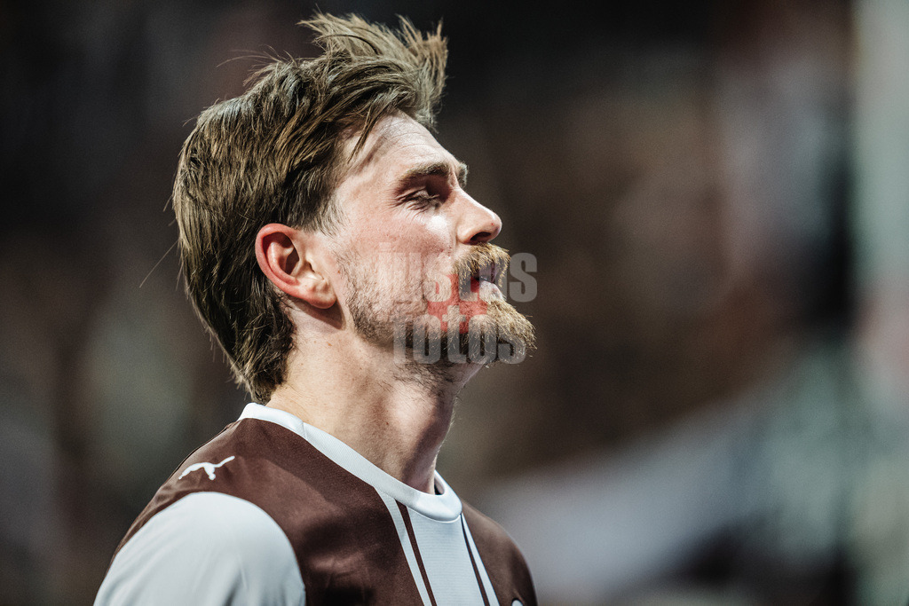 Fußball | Männer | Saison 2025/2026  | Fußball-Bundesliga | 29. Spieltag | FC St. Pauli vs. FC Bayern München | 11.04.2026 | Connor Metcalfe (#24, FC St. Pauli) enttäuscht nach dem Spiel