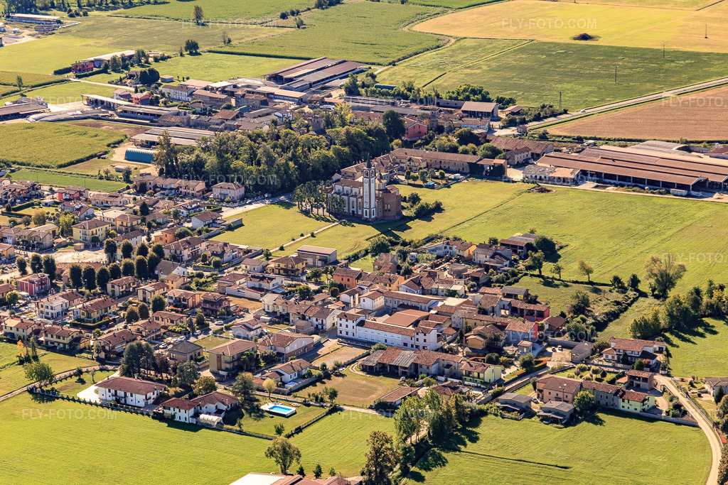Aerial view: View of the town from the north in the district Vidolasco in Casale Cremasco-Vidolasco in the state Cremona, Italy. – Photo: IMG_134379.jpg taken on 09/18/2022 by Werner Riehm/FLY-FOTO.com – Resolution of the original: 5472 x 3648 px
