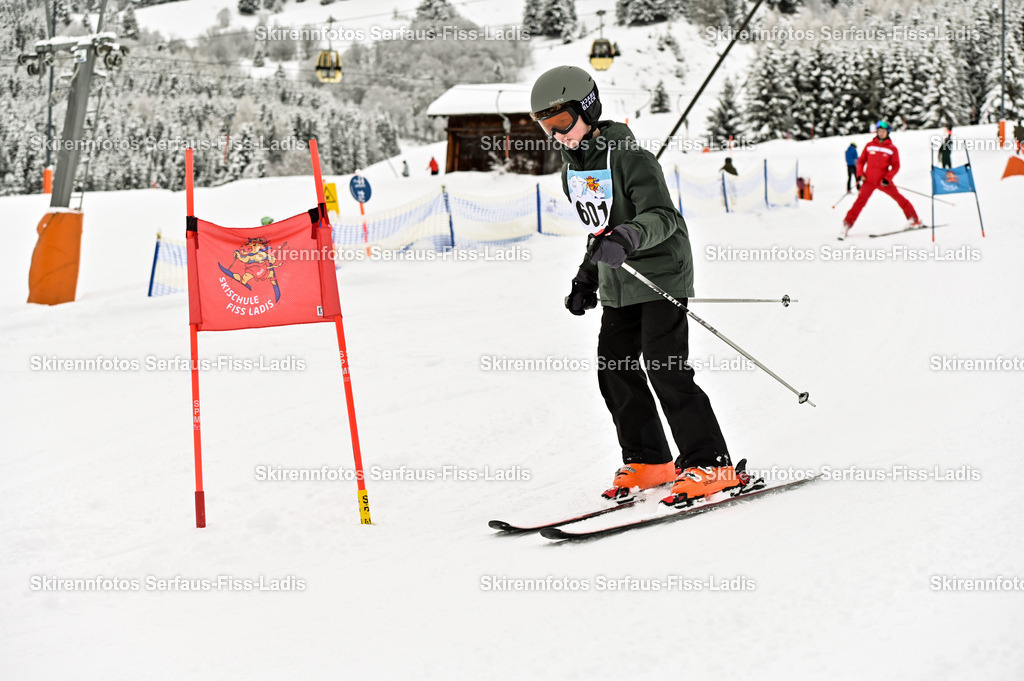 SRF_20.02.2026_0587 | Skirennfotos,Serfaus,Fiss,Ladis,Kinderskirennen,Winter,Tirol,Oberland,skirace,SFL,feelfree,weil wir's genießen,ski,Ski,skifahren,Sonnenplateau, - Realisiert mit Pictrs.com