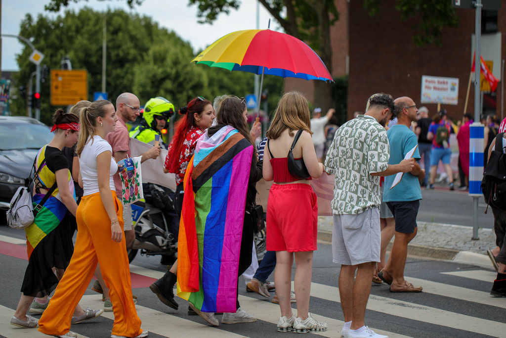 CSD_Moers_190725_166 | Bildergalerie von Sport-Ereignissen aber auch von weiteren spannenden Dingen - nicht nur vom Niederrhein. In Anlehnung an den bekannten Spruch von Hanns Dieter Hüsch heißt das Motto: "Niederrhein ist überall".  - Realisiert mit Pictrs.com