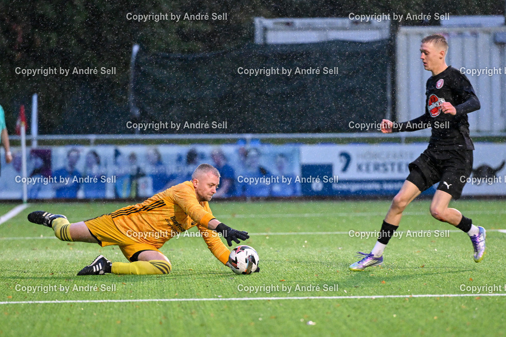FC Kilia Kiel II vs TSV Flintbek | Tjark Klarmann (Flintbek #22) hält 11m von Lucas Groß (Kilia #10 re.) / Fußball-Verbandsliga Ost Männer 2026/2027 / FC Kilia Kiel II vs TSV Flintbek / Kilia Sportplatz / Kiel / 10.10.26 - Realisiert mit Pictrs.com