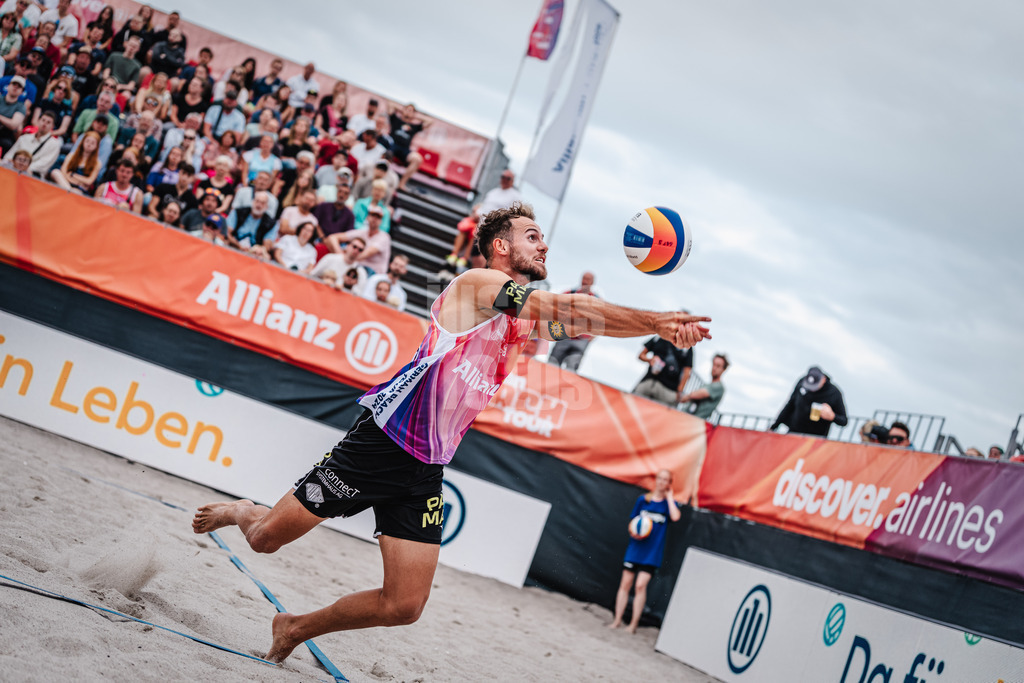Beachvolleyball | Männer | Allianz German Beach Tour 2024 | Tourstop Kühlungsborn 2 | 17.08.2024 | Jonas Sagstetter spielt den Ball