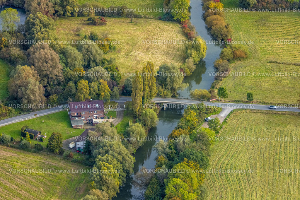 Hamm241015077 | Luftbild, Fluss Lippe mit Brücke Haarener Weg, Fluss Lippemäander und Haarener Lippeaue, Wohnhaus und Wiesen und Felder mit herbstlichen Bäumen und Farben, Uentrop, Hamm, Ruhrgebiet, Nordrhein-Westfalen, Deutschland