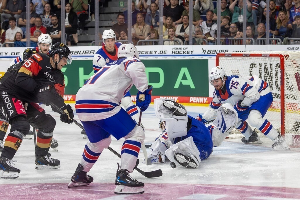 Eishockey-Länderspiel Deutschland gegen USA in Mannheim (letztes Vorbereitungsspiel vor der WM in der Schweiz) | Eishockey-Länderspiel Deutschland gegen USA in Mannheim (letztes Vorbereitungsspiel vor der WM in der Schweiz)***Riesige Torchance für Deutschland, aber Torwart Joseph Woll (60) verhindert den Gegentreffer - Realisiert mit Pictrs.com