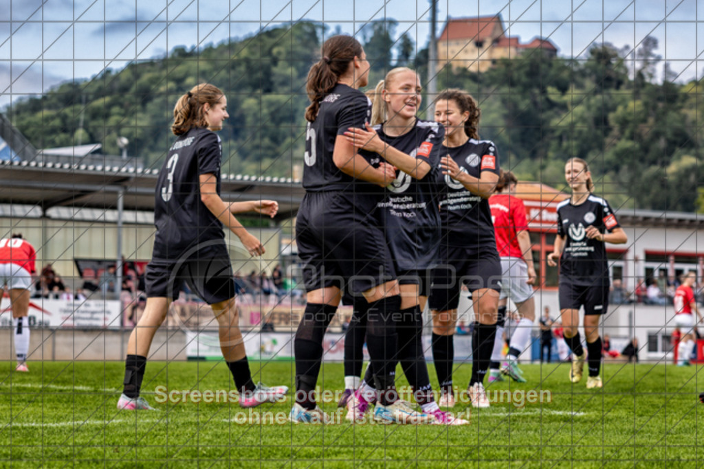 20250928_141858_0464-Bearbeitet | #,1.FC Donzdorf (schwarz) vs. TV Derendingen (rot), Fussball, Frauen-Verbandsliga Württemberg, 03. Spieltag, Saison 2025/2026, Rasenplatz Lautertal Stadion, Süßener Straße 16, 73072 Donzdorf, 28.09.2025 - 13:00 Uhr,Foto: PhotoPeet-Sportfotografie/Peter Harich