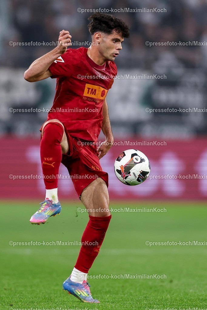 BMG02082501060 | 02.08.2025, Fußball, Borussia Mönchengladbach - FC Valencia, 125 Jahrfeier Jubiläumsspiel, Borussia-Park, Saison 2025 2026: Fran Perez (FC Valencia #23)  DFB regulations prohibit any use of photographs as image sequences and or quasi-video.