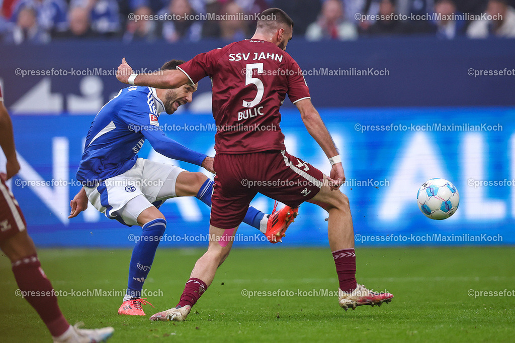 Schalke10112401011 | 10.11.2024, Fußball, FC Schalke 04 - SSV Jahn Regensburg, 2. Fußball Bundesliga, Veltins-Arena Gelsenkirchen, Saison 2024 2025: Kenan Karaman (S04 #19) behauptet sich gegen Rasim Bulic (Jahn-Regensburg #5) und trifft zum 1:0. Torschuss DFB regulations prohibit any use of photographs as image sequences and or quasi-video.
