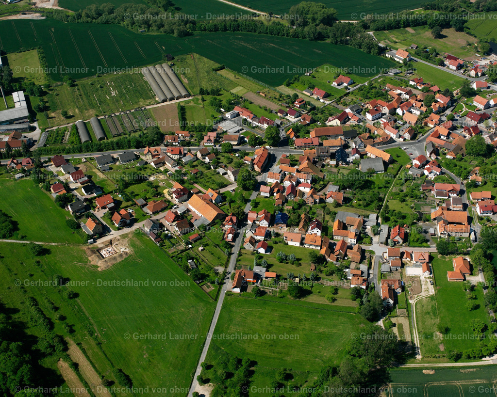 2634048 | KIRCHGANDERN 09.06.2006 Landwirtschaftliche Nutzflächen und Feldgrenzen  umsäumen das Siedlungsgebiet des Dorfes in Kirchgandern im Bundesland Thüringen, Deutschland // Agricultural land and field boundaries surround the settlement area of the village  in Kirchgandern in the state Thuringia, Germany Foto: Gerhard Launer