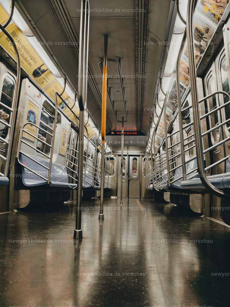 Ein leerer Subway-Wagon in New York City – ein seltener Moment der Ruhe im sonst hektischen Untergrund der Metropole. | Die New Yorker Subway steht für Bewegung, Geräusche und Menschenmassen – doch manchmal offenbart sie eine völlig andere Seite. Dieses Bild zeigt einen seltenen Moment: einen komplett leeren Wagon. Normalerweise sind solche Wagen kein guter Ort, oft verbunden mit unangenehmen Gerüchen oder Schmutz. Hier jedoch herrscht eine überraschende Klarheit. Die Sitzreihen sind sauber, die metallischen Oberflächen glänzen im gedämpften Licht, und die Stille wirkt fast surreal. Es ist ein Augenblick, der die Subway in einem ungewohnten Licht zeigt – nicht als chaotisches Zentrum, sondern als Raum der Ruhe. Für mich verkörpert dieser Wagon die Essenz von New York: selbst in der Leere spürt man die Energie der Stadt, die in jedem Detail präsent ist.
