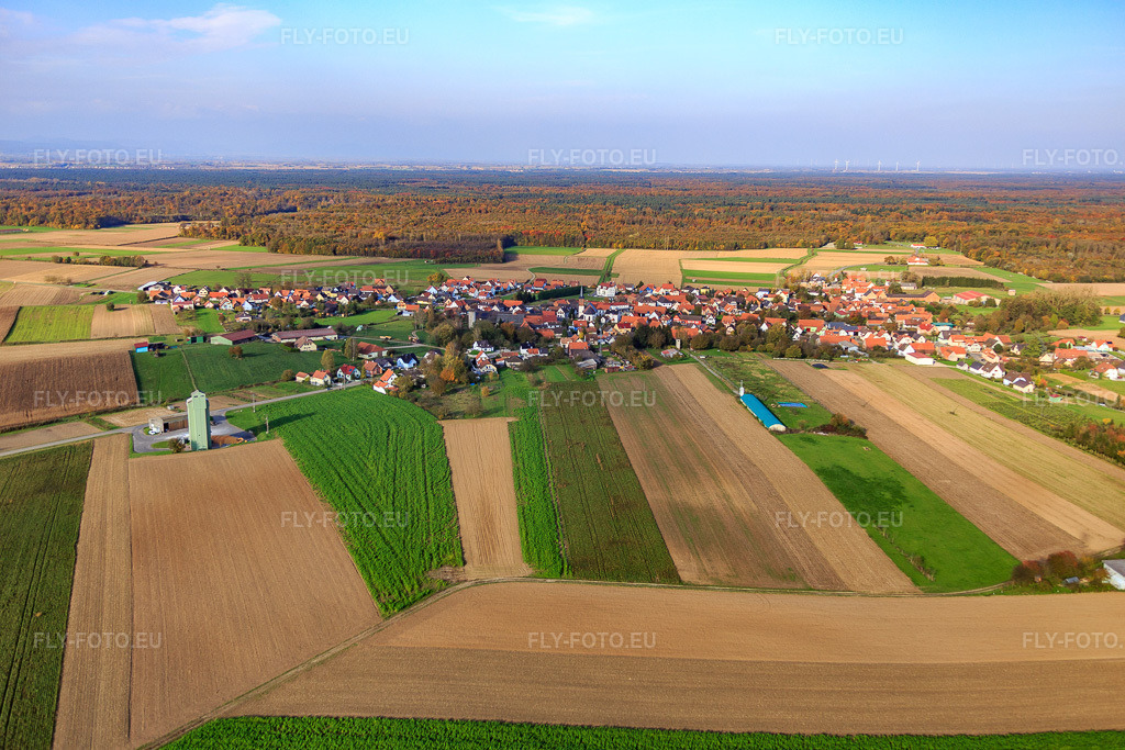 Vue aérienne: Vue de la ville depuis le sud à Salmbach dans le département Bas Rhin, France – .Photo: IMG_075842.jpg prise le 02/11/2014 par Werner Riehm/FLY-FOTO.eu – Résolution de l'original: 5472 x 3648 px