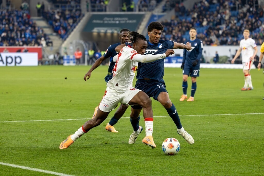 Fußball Bundesliga, Saison 2025/26, 10. Spieltag: TSG Hoffenheim gegen RB Leipzig | Fußball Bundesliga, Saison 2025/26, 10. Spieltag: TSG Hoffenheim gegen RB Leipzig***Am Ball: Yan Diomande (49, Leipzig) - Realisiert mit Pictrs.com