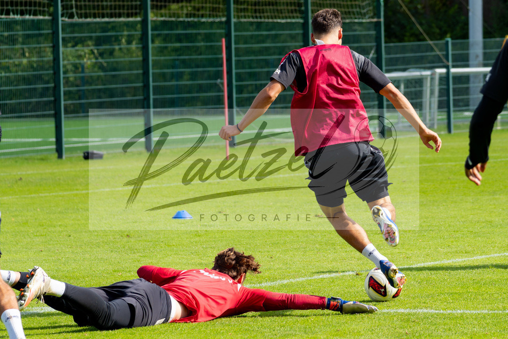 20260909_TRAOSN_0194 | Fußball, Herren: Torhüter Lowe Bjerlestam (VfL Osnabrück) und Robin Meißner (VfL Osnabrück) im Zweikampf beim Training des VfL Osnabrück am 09.09.2026 im Sportpark Illoshöhe in Osnabrück, Deutschland.(Foto von Nico Paetzel) - Realisiert mit Pictrs.com
