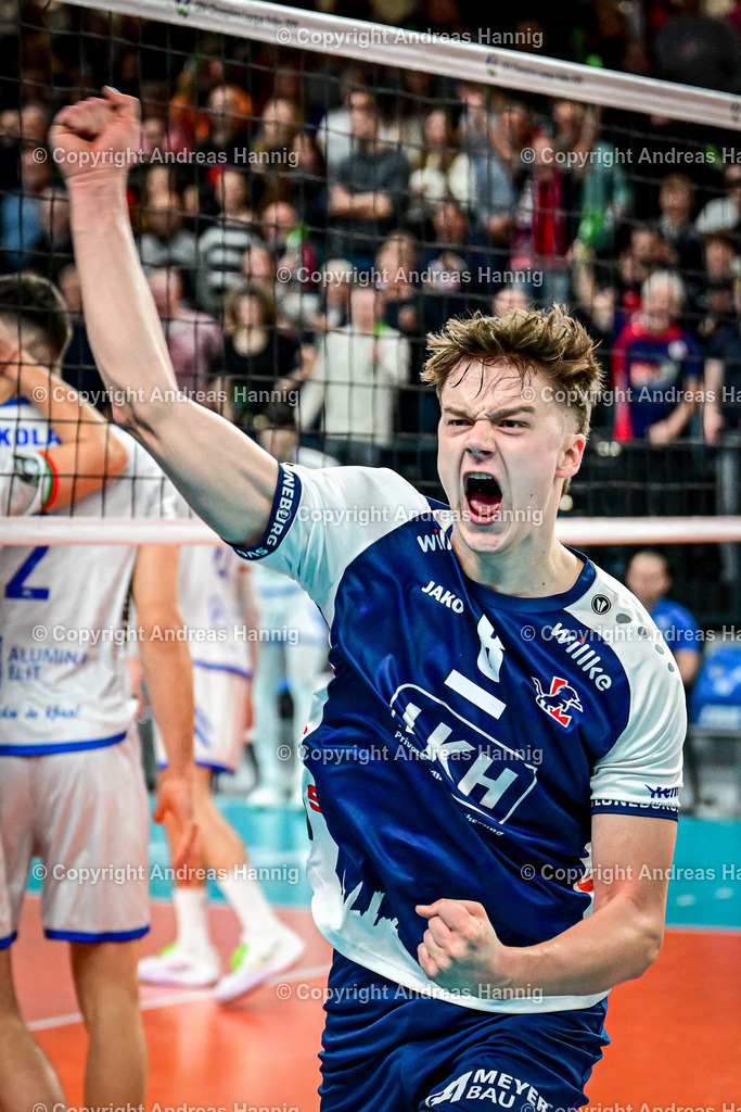 Volleyball I Herren I Saison 2024-2025 I Champions League Volley I 4th Round Leg 4  CLVM 84 I SVG Lüneburg - Levski SOFIA I 18.12.2024 | Jubel, Begeisterung, Enthusiasmus, Euphorie, Freude, Glücksgefühl, Heiterkeit bei: Theo Mohwinkel (8, SVG Lüneburg) macht den Sack zu und markiert den Matchball - Realisiert mit Pictrs.com