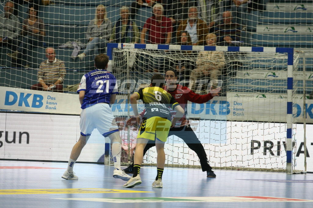 VFL Gummersbach - TVB Stuttgart | Dominik Mappers (links) gegen Silvio Heinevetter beim Siebenmeter  - © Sportfoto-Sale (MK) - Realisiert mit Pictrs.com