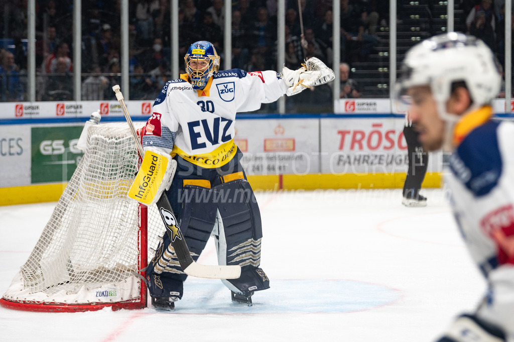 Swiss National League Final Game 2: ZSC Lions - EV Zug | 20.04.2022, Zürich, Hallenstadion, Swiss National League Final Game 2: ZSC Lions - EV Zug, #30 Torhüter Leonardo Genoni (Zug) zeigt an, wohin der Puck gespielt werden soll. - Realisiert mit Pictrs.com