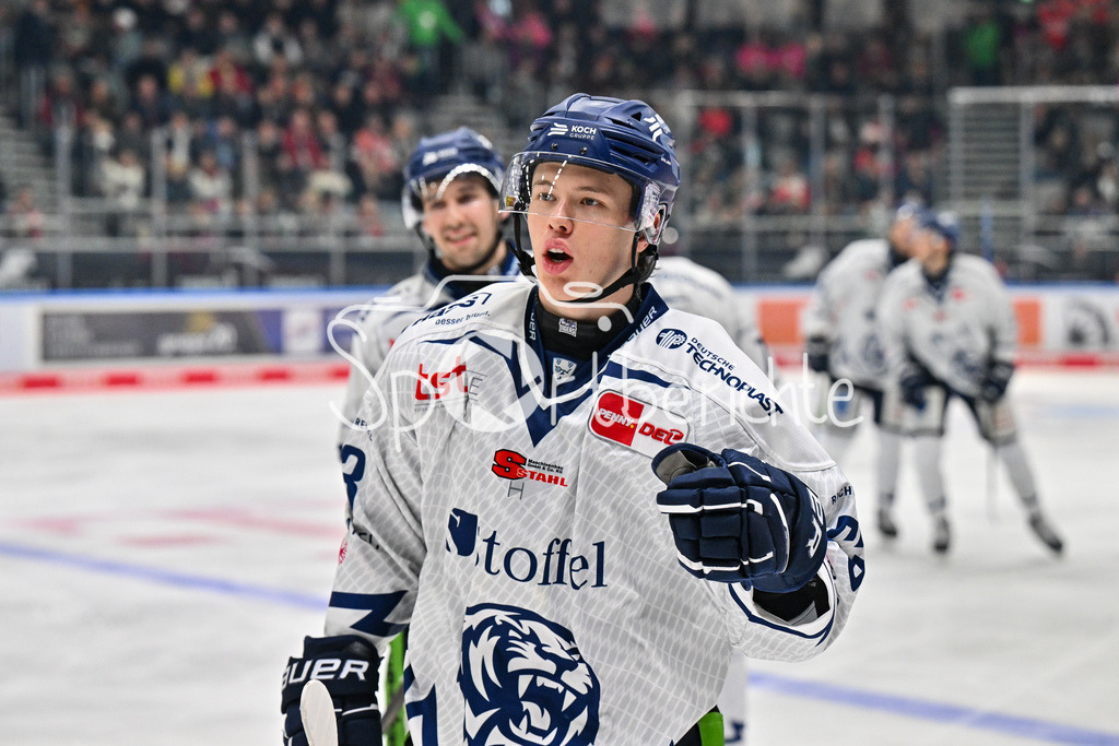 Augsburger Panther - Straubing Tigers | Die Tigers jubeln nach dem Treffer zum 0-3 durch Danjo LEONHARDT (Straubing Tigers #53) / Freude / Happy / Tor / torschuezte