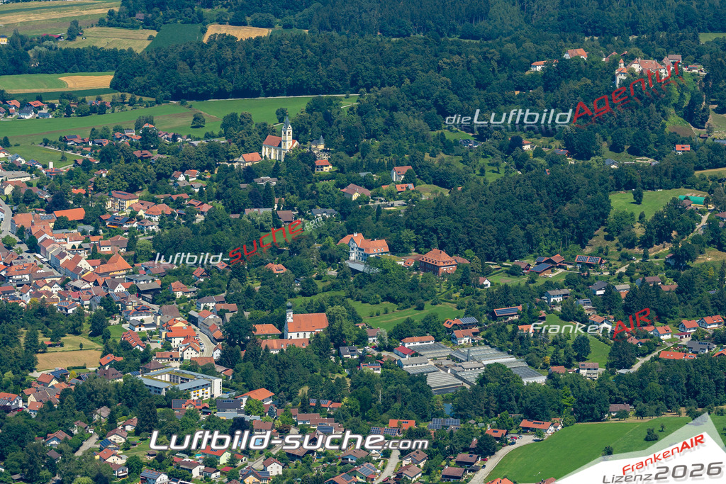 Aktuelles Luftbild von  Ortenburg - Die Luftaufnahme wurde 2022 mittels UL-Flugzeug erstellt ( keine Drohne ) - hochauflösende Kamera-Systeme von  Canon -Beste Qualität - Für grossformatige Ausdrucke geeignet. Die Geschenkidee !