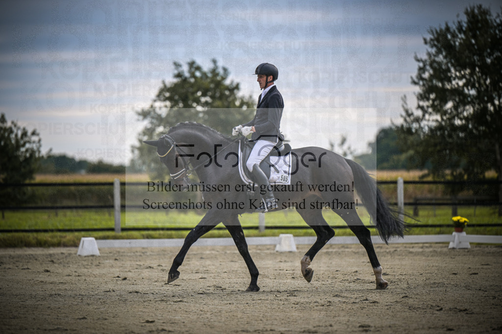DOS_0658 | Entdecke hochwertige Reitturnierfotos von Foto Oger. Professionell, emotional und authentisch – jetzt Lieblingsmomente im Shop bestellen.Deutschlandweite Turnierfotografie. - Realisiert mit Pictrs.com