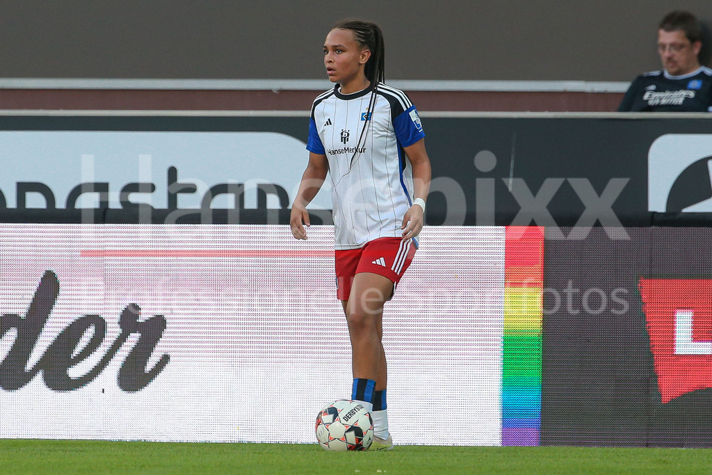 Fussball, DFB-Pokal Frauen, FC St. Pauli - Hamburger SV | v.li.: Lisa Baum (Hamburger SV, 11) Freisteller, Einzelbild, Ganzkörper, Aktion, Action, Spielszene, DIE DFB-RICHTLINIEN UNTERSAGEN JEGLICHE NUTZUNG VON FOTOS ALS SEQUENZBILDER UND/ODER VIDEOÄHNLICHE FOTOSTRECKEN. DFB REGULATIONS PROHIBIT ANY USE OF PHOTOGRAPHS AS IMAGE SEQUENCES AND/OR QUASI-VIDEO.