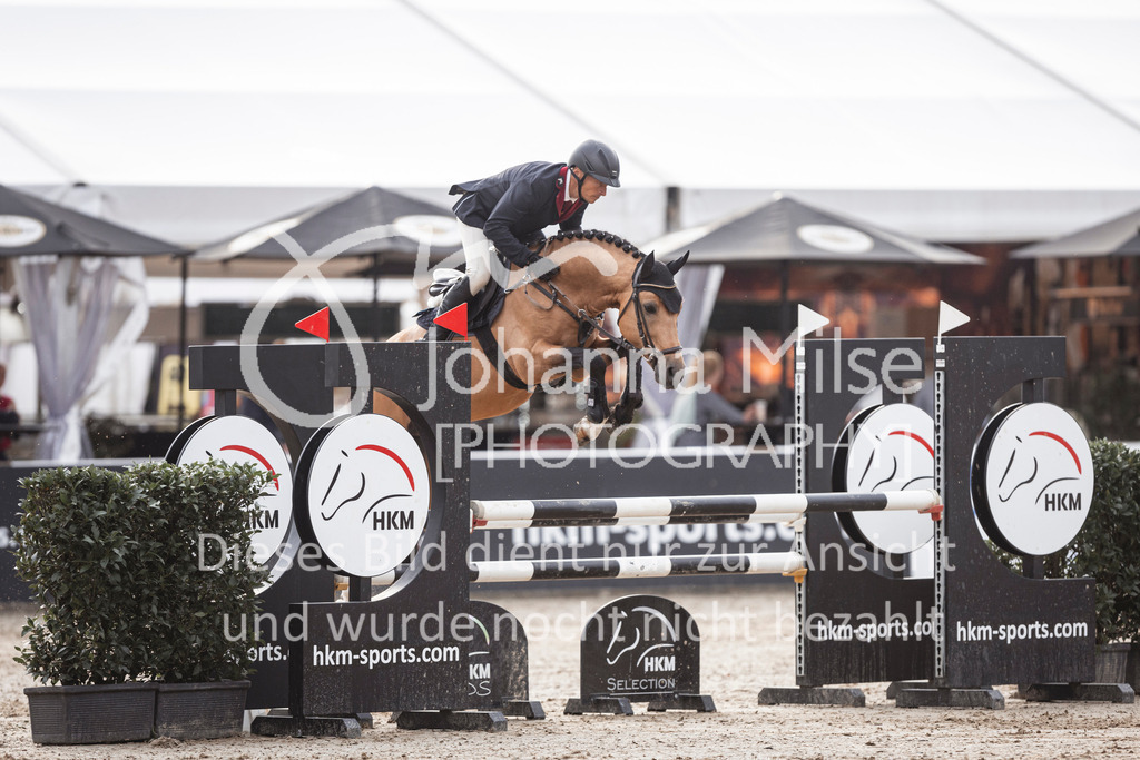 240906_BuCha_PonyA-5j-166 | Deine schönsten Turniermomente als professionelle Fotos! Entdecke hochwertige Pferdesport-Fotografie im Online-Shop. Jetzt Fotos finden & bestellen!