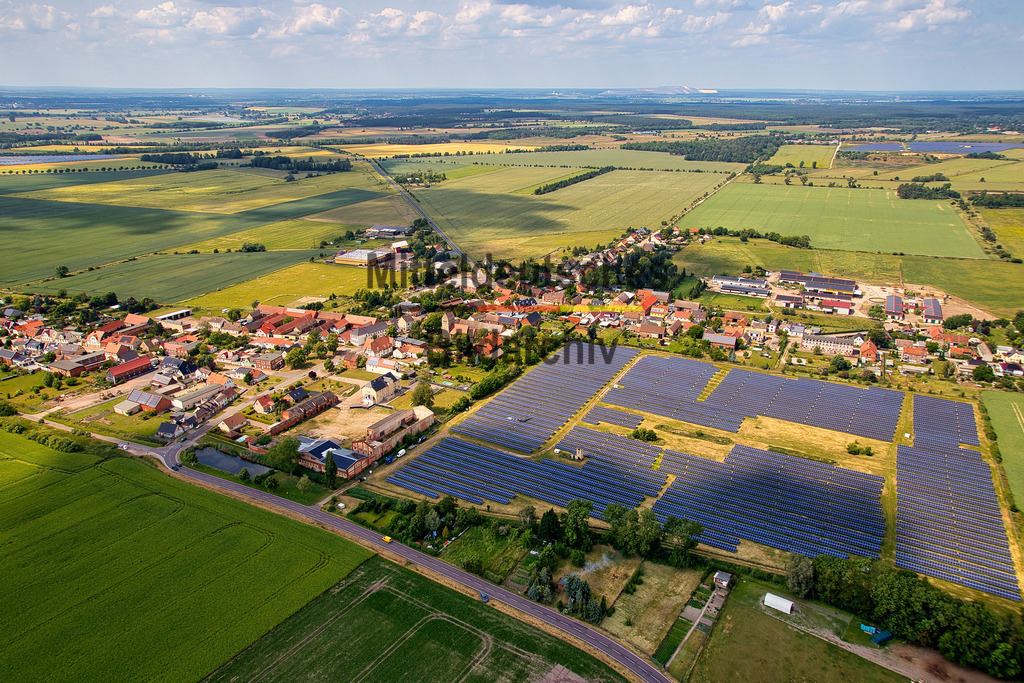 Körbelitz-Jerichower-Land-Sachsen-Anhalt-Solar_5311 | Die Luftaufnahme zeigt Körbelitz aus der Vogelperspektive. Neben der Ortslage sind die umliegenden Felder sowie die Photovoltaikanlagen deutlich zu erkennen. Körbelitz gehört zur Gemeinde Möser im Landkreis Jerichower Land. - Realisiert mit Pictrs.com