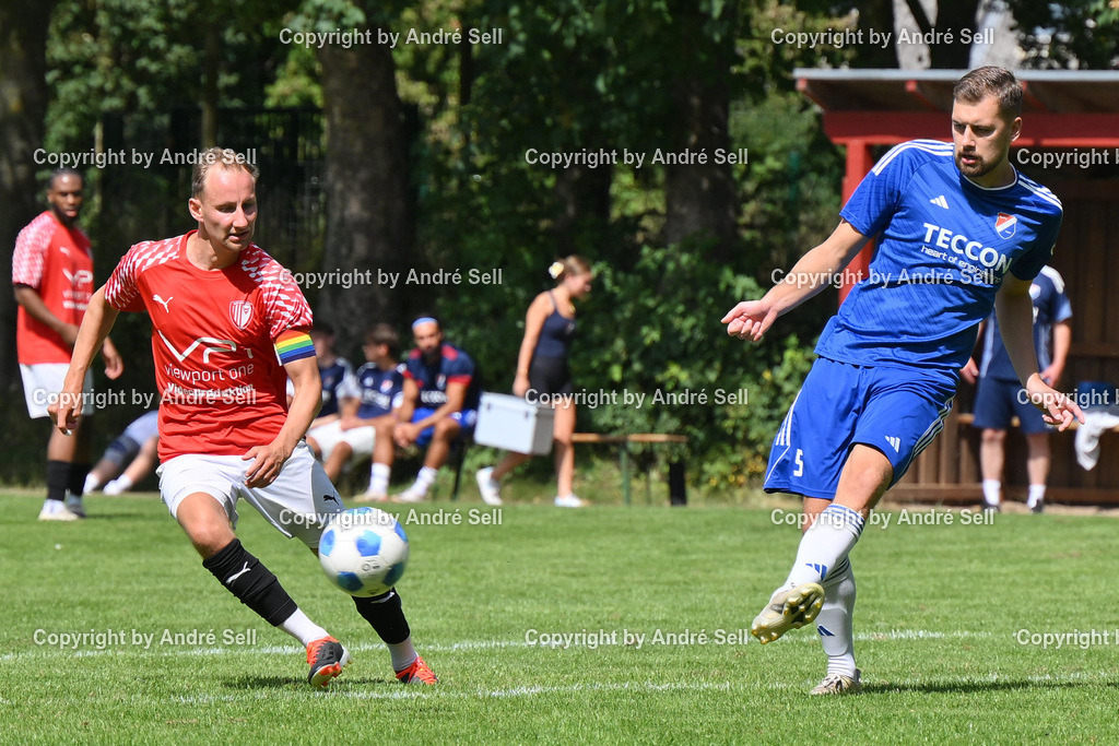 SSG Rot-Schwarz Kiel vs SpVg Eidertal Molfsee | Rasmus Backhaus (Kiel #10) vs Christian Alberts (Molfsee #5) / Fußball-Landesliga Schleswig Männer 2026/2027 / SSG Rot-Schwarz Kiel vs SpVg Eidertal Molfsee / Sportplatz Meimersdorf / Kiel / 09.08.26 - Realisiert mit Pictrs.com