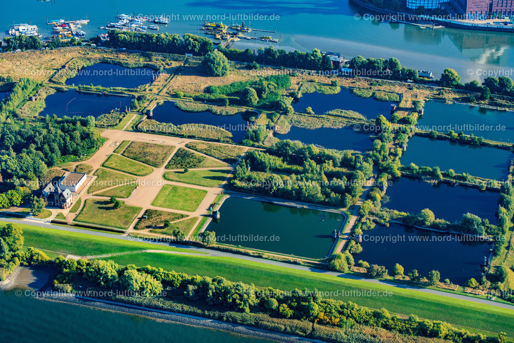 Hamburg_Kaltehofe_Elbinsel_ELS_1821220922 | HAMBURG 22.09.2022 Industrie- Denkmal der stillgelegten technischen Anlagen und Produktionshallen des Geländes der "Wasserkunst Elbinsel Kaltehofe" an derk Billwerder Bucht an der Straße Kaltehofe-Hauptdeich in Hamburg, Deutschland. Weiterführende Informationen bei: HPA Hamburg Port Authority,  Stiftung Wasserkunst Elbinsel Kaltehofe. // Industrial monument of the technical plants and production halls of the premises of "Wasserkunst Elbinsel Kaltehofe" at the barrage Billwerder Bucht on street Kaltehofe-Hauptdeich in Hamburg, Germany. Further information at: HPA Hamburg Port Authority,  Stiftung Wasserkunst Elbinsel Kaltehofe. Foto: Martin Elsen