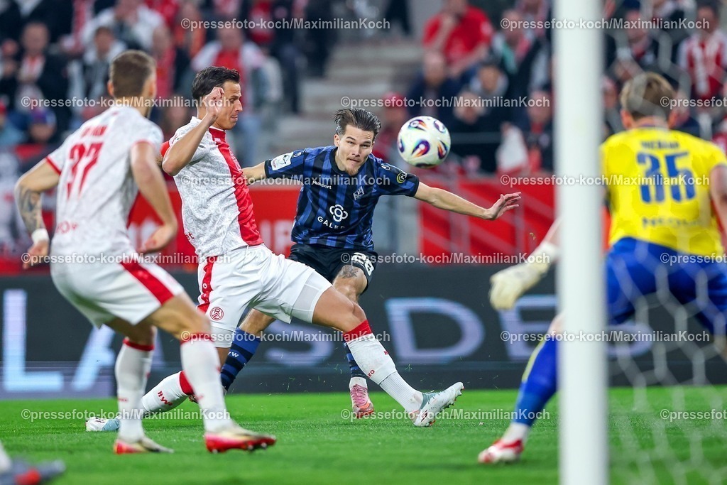 RWE04032601043 | 2026.03.04, Fußball, 3.Liga Herren, Rot-Weiss Essen -  SV Waldhof Mannheim, Stadion Hafenstraße, 27.Spieltag, Saison 2025 / 2026: Diego Michel (Waldhof Mannheim #28) beim Schuss auf das Tor im Zweikampf gegen  Michael Schultz&nbsp;(Rot-Weiss Essen #04) Jannik Hofmann&nbsp;(Rot-Weiss Essen #37)  DFB regulations prohibit any use of photographs as image sequences and or quasi-video.