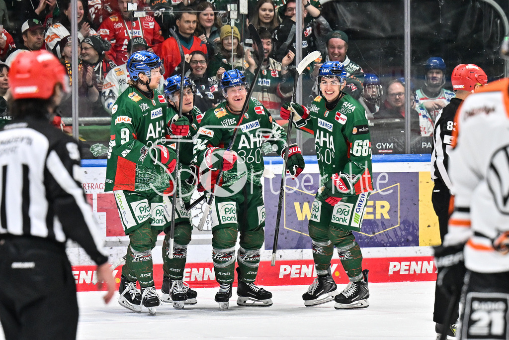 Augsburger Panther - Grizzlys Wolfsburg | AUGSBURG, GERMANY - 15. MARCH: Jubel der Panther nach dem Treffer zum 5-4 durch Christian HANKE (Augsburger Panther 25) / Tor / Torschuetze / Freude / Happy während dem Match zwischen den Augsburger Panthern und den Grizzlys Wolfsburg am 52. Spieltag der Penny DEL im Curt Frenzel Stadion
