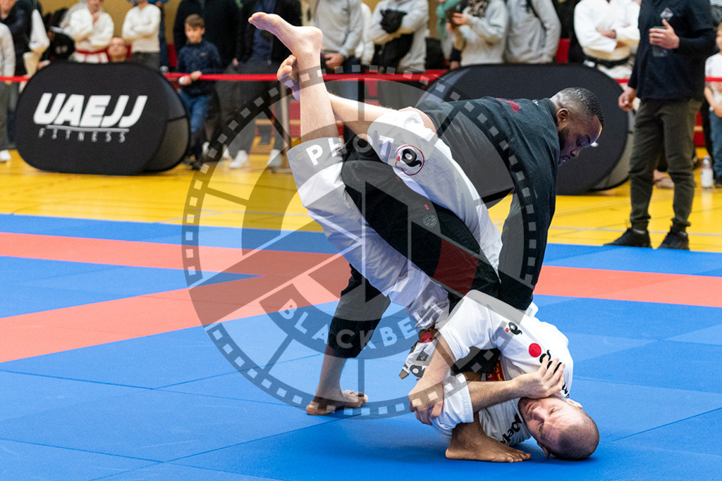 20231118PBB10204 | Fighters compete during the AJP Tour 600 Frankfurt Championship in Frankfurt/Main, Germany, on November 18, 2023.